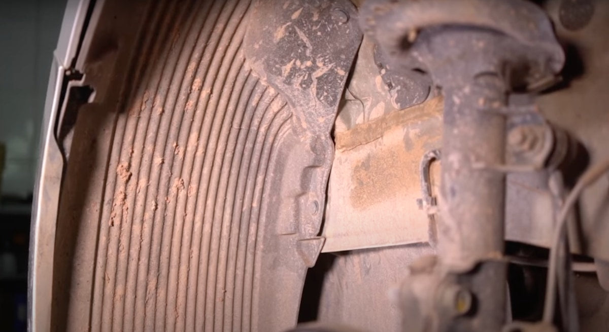 Cómo limpiar y proteger los bajos del coche: Guía para profesionales