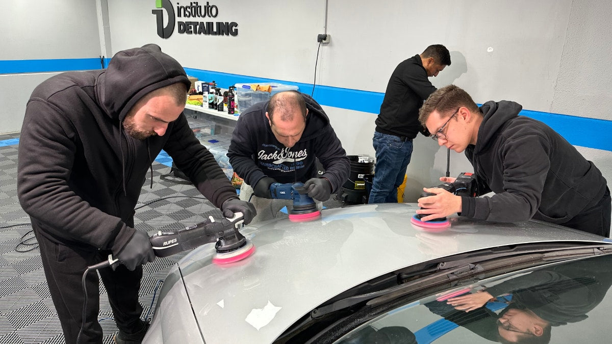alumnos de Instituto Detailing puliendo en curso