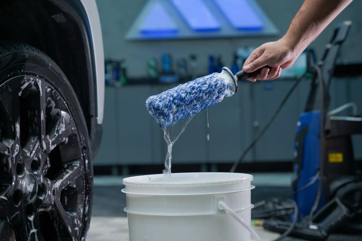 Vonixx Cepillo para limpieza de llantas de microfibra medio