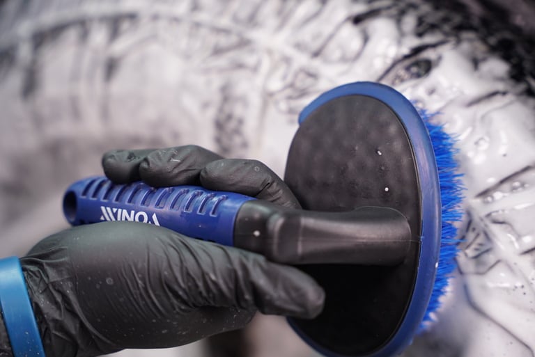 Vonixx Cepillo limpieza de neumáticos curvo