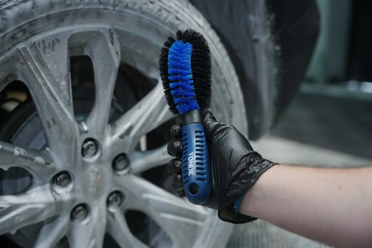 Vonixx Cepillo para limpiar orificios de las llantas