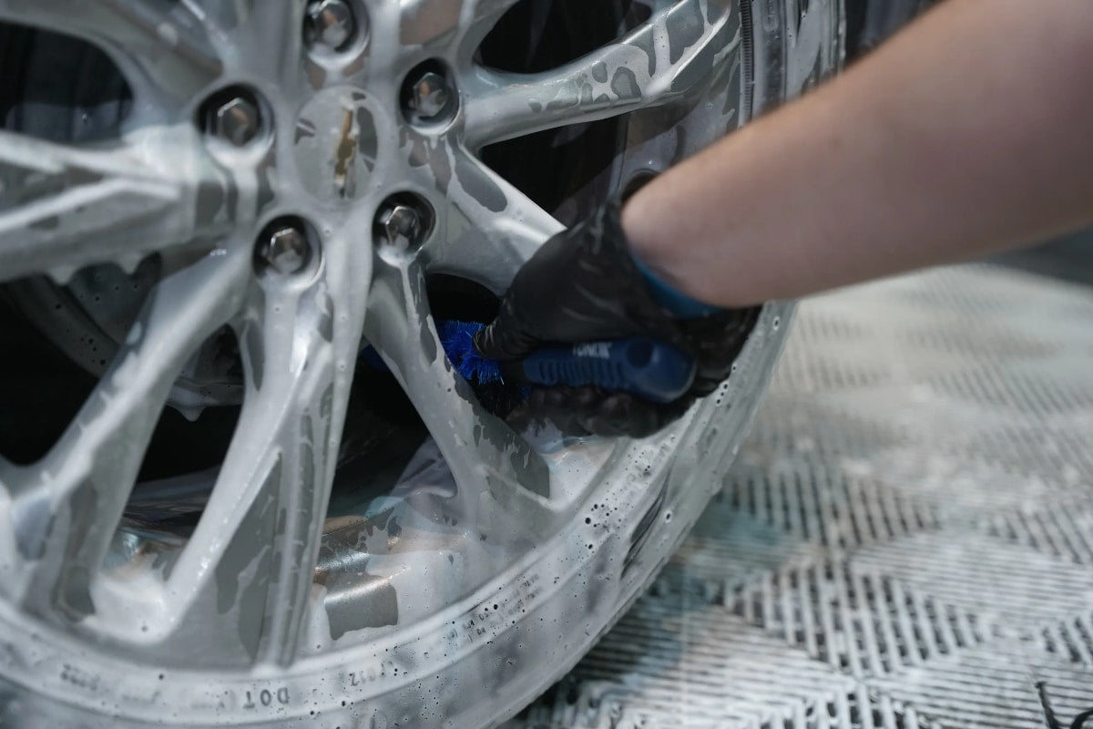 Vonixx Cepillo para limpiar orificios de las llantas