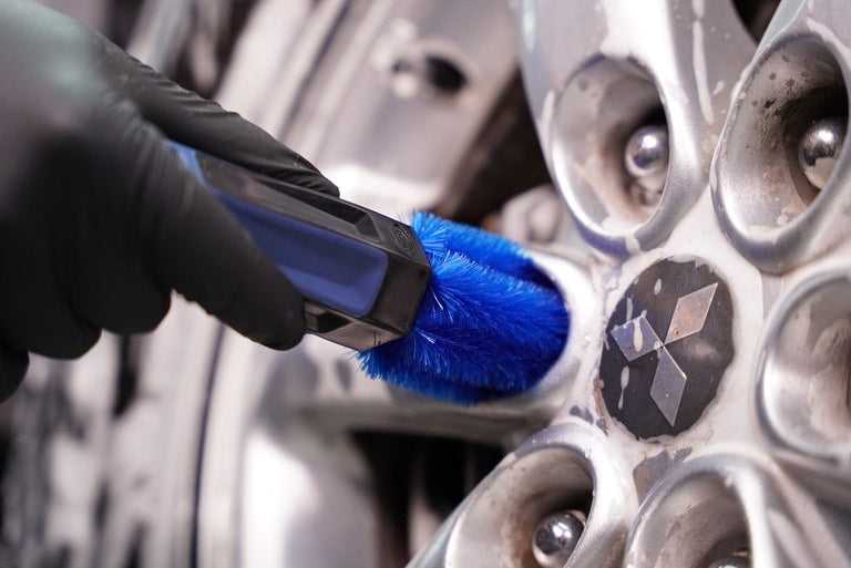 Vonixx Cepillo para limpieza de tornillos de llantas