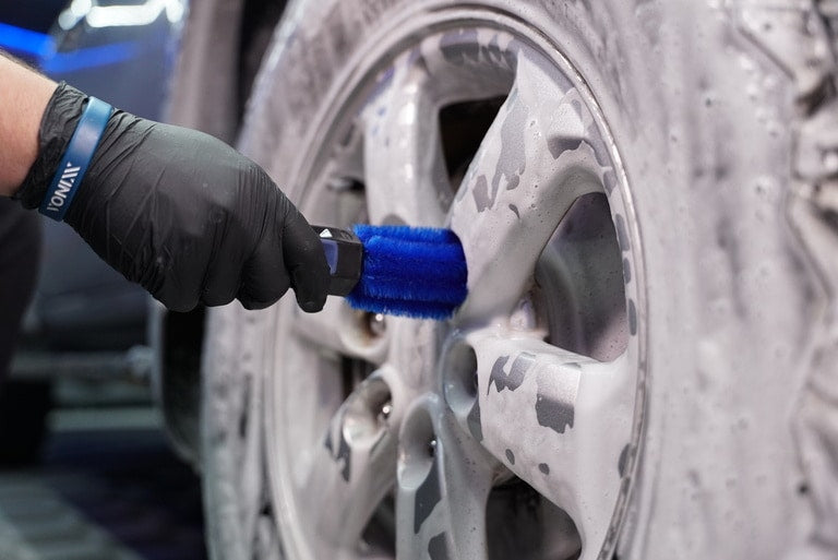 Vonixx Cepillo para limpieza de tornillos de llantas