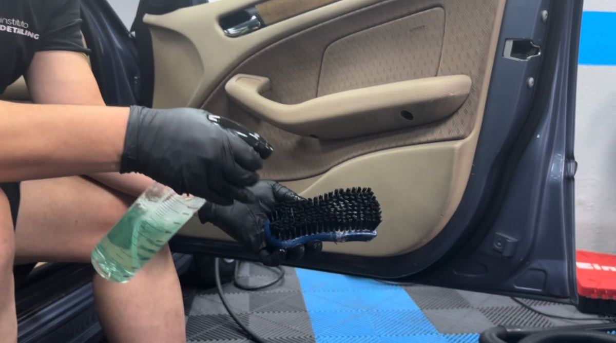 ¿Cómo limpiar el interior del coche? Guía completa 2025