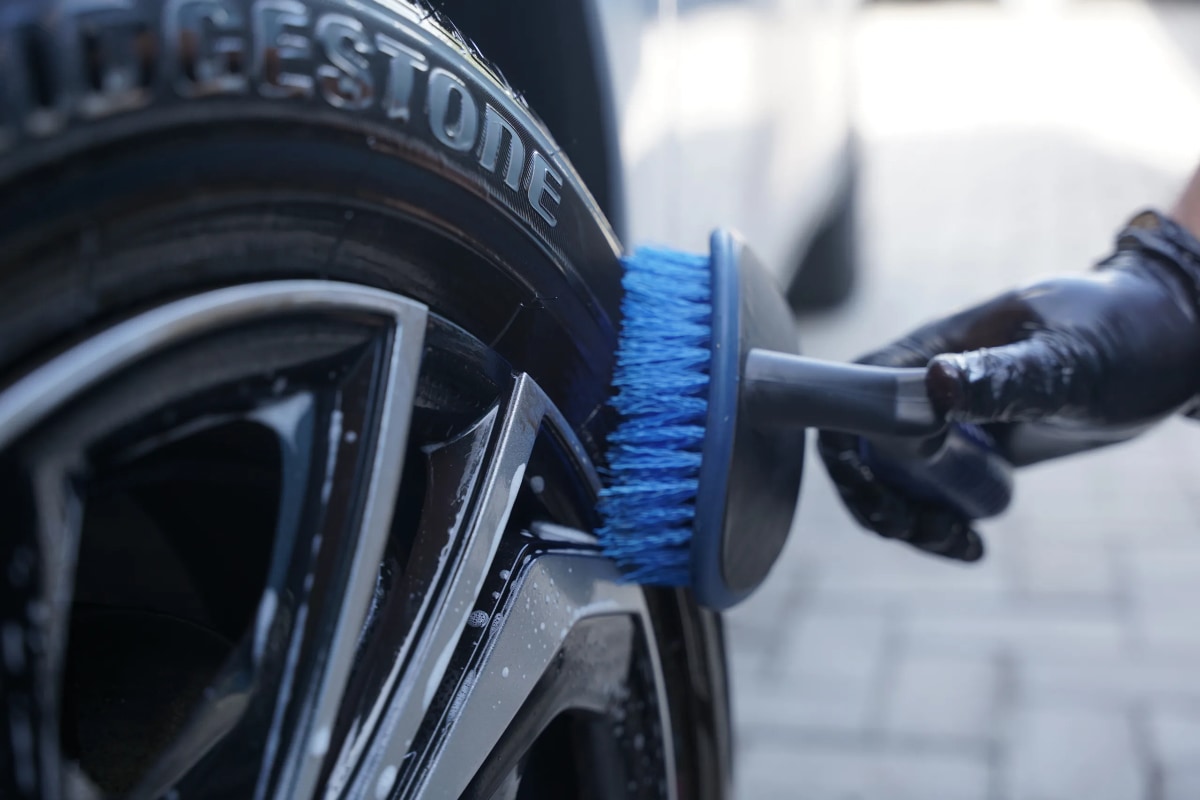 Vonixx Cepillo limpieza de neumáticos curvo