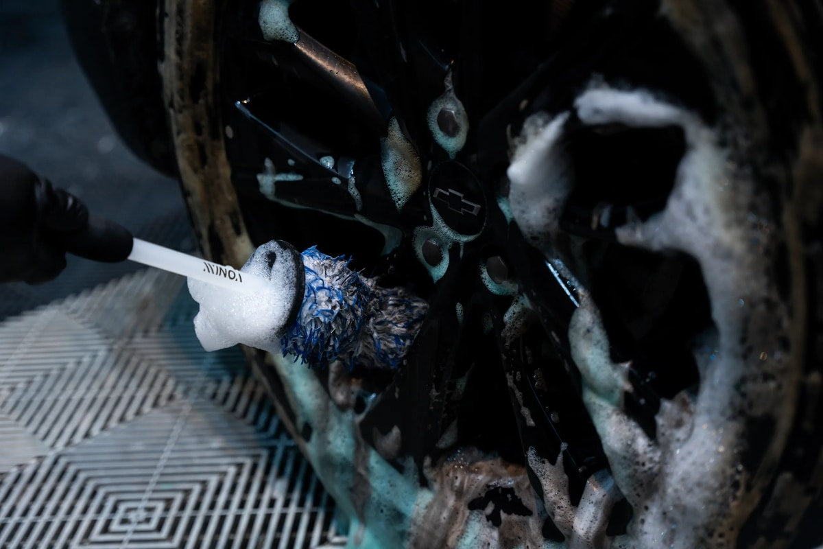 Vonixx Cepillo para limpieza de llantas de microfibra medio