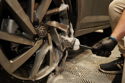 Vonixx Cepillo para limpieza de llantas de microfibra plano pequeño