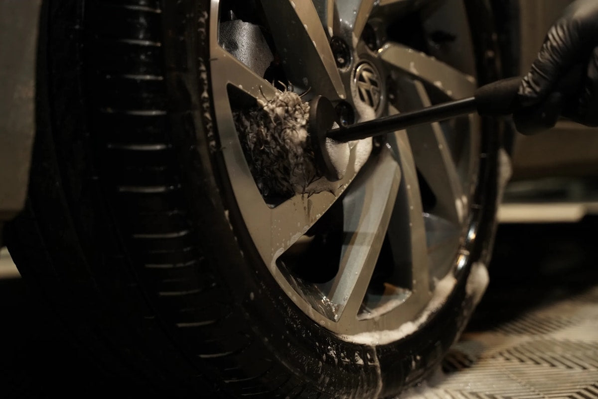 Vonixx Cepillo para limpieza de llantas de microfibra plano pequeño