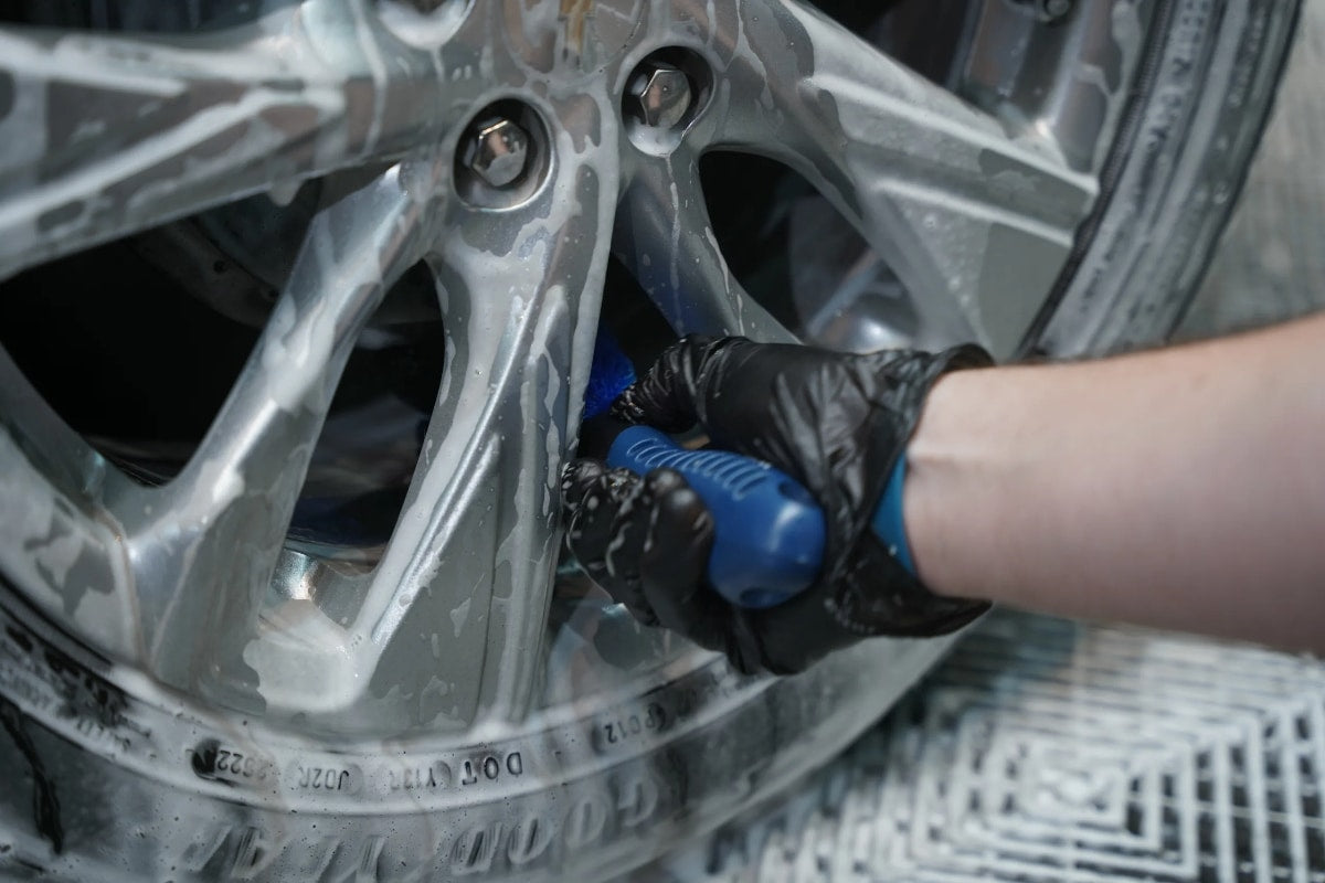 Vonixx Cepillo para limpiar orificios de las llantas