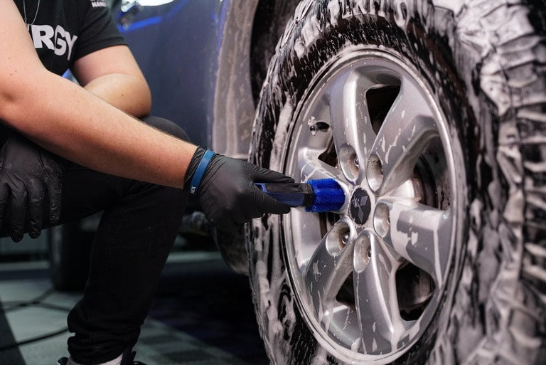 Vonixx Cepillo para limpieza de tornillos de llantas